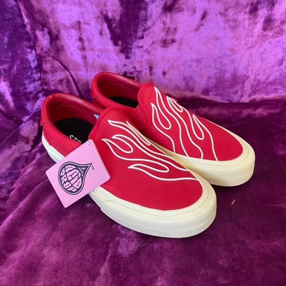 STRAYE Ventura slip-on skate shoes in Red Fuego - Picture 2 of 10